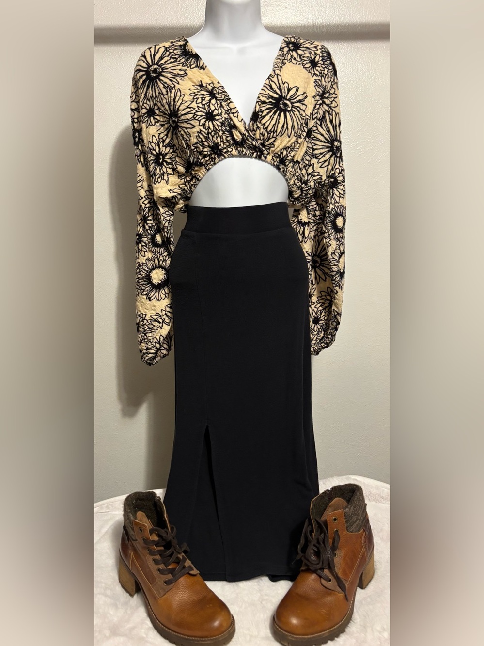 Urban Outfitters Frida Surplice
Cropped Top sz:xs